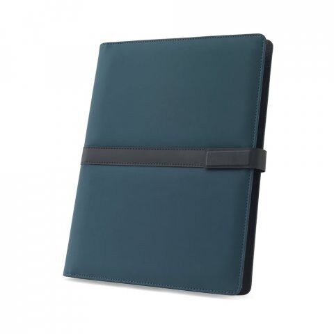 SANDERSON FOLDER. A4 zložka v PU (50% recyklovaný) s magnetickým uzáverom a zápisníkom s linajkovými stránkami